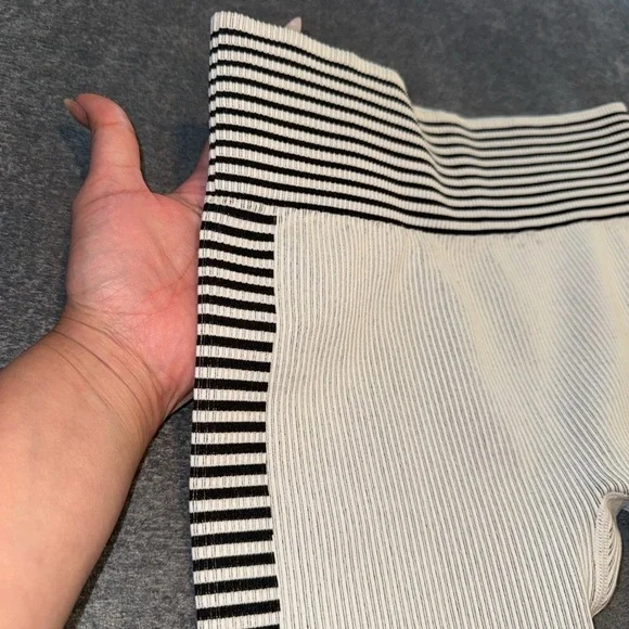 Forever 21- SEAMLESS RIBBED KNIT LEGGINGS-WHITE & BLACK STRIPE SIZE S/M - Picture 4 of 8